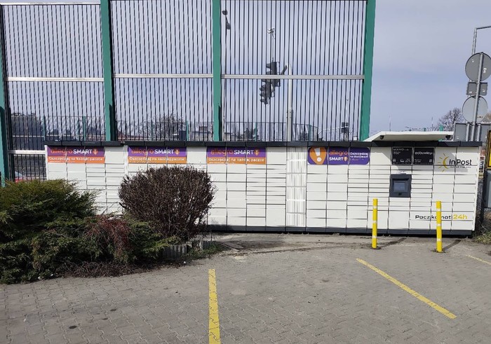Paczkomat MKW09M na parkingu przed sklepem "Drewniak", paczkomaty plecami do ul. Katowickiej