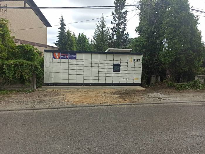 Paczkomat MKW12M przy parkingu Centrum Ogrodnicze Nowrot
