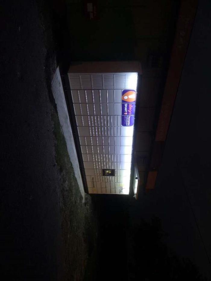 Paczkomat MKW13M na parkingu przy sklepie "U Joli"