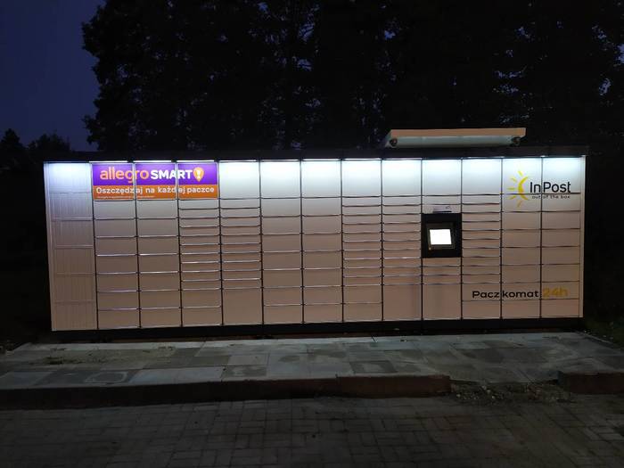 Paczkomat MKW15M na parkingu przy boisku Orlik, tuż przy Stadionie Miejskim AKS