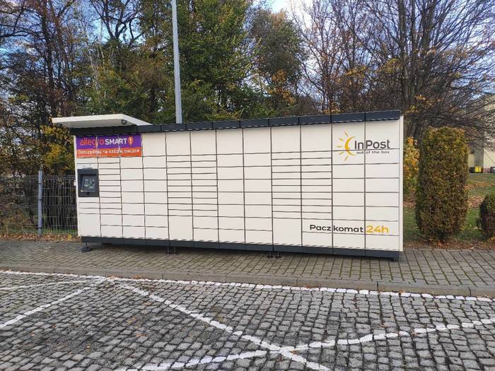 Paczkomat MKW16M na parkingu wewnętrznym basenu ( od strony parku), wjazd od ronda