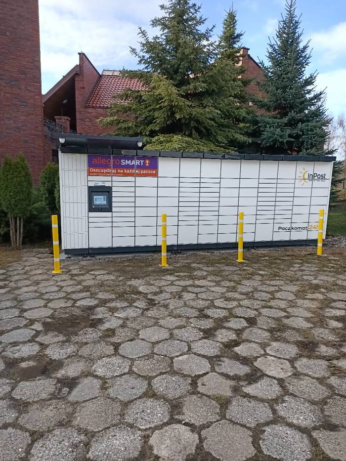 Paczkomat MKW20M na górnym parkingu parafii, wjazd od strony północnej