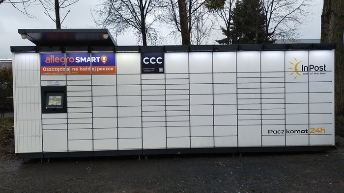 Paczkomat MKW23M na parkingu przed biurowcem firmy WEBA