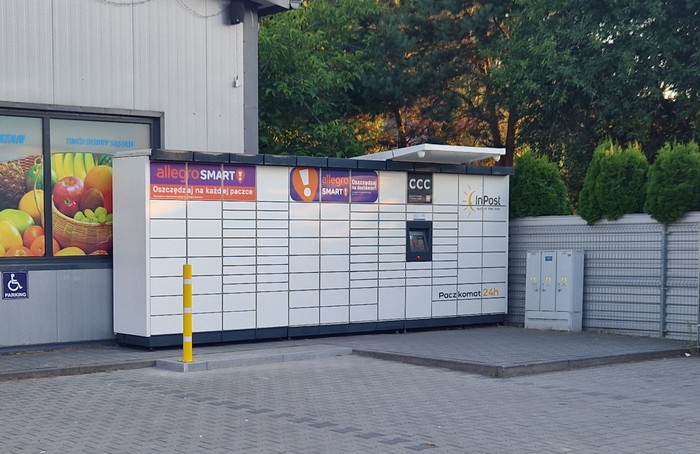 Paczkomat MLA01M Przy wejściu po prawej stronie