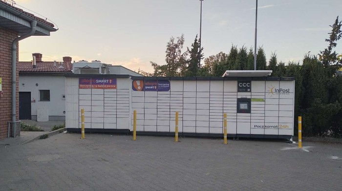 Paczkomat MLB02M Po prawej stronie parkingu sklepu Netto