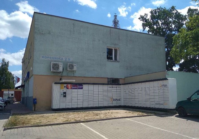 Paczkomat MLC01N Na prawej ścianie budynku Spółdzielni Mieszkaniowej BARYCZ