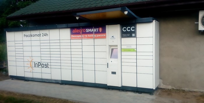 Paczkomat MLEC01A Na ścianie budynku