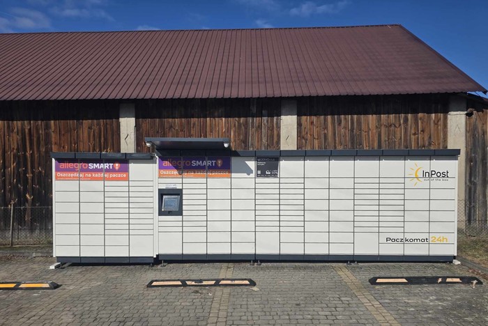 Paczkomat MLI01M Za budynkiem władz gminy