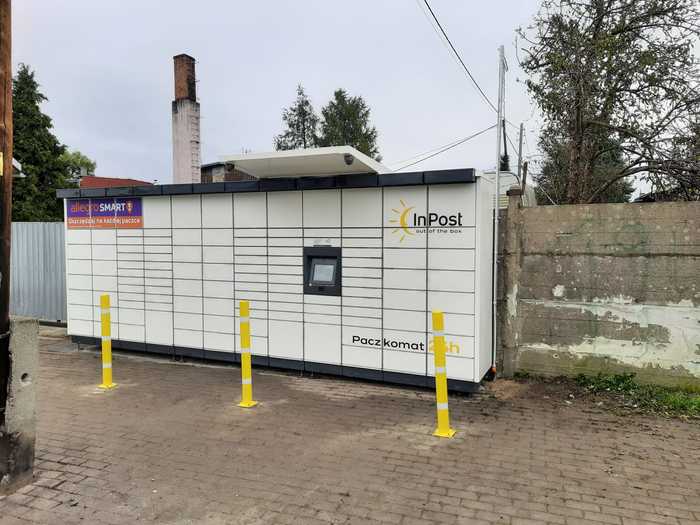 Parcel Locker MLK02M Po prawej stronie od sklepu.