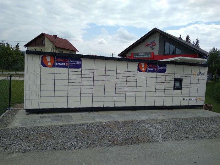 Paczkomat MLO01M obok stacji kontroli pojazdów