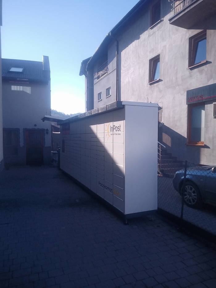 Поштомат MLO02M parking obok budynku