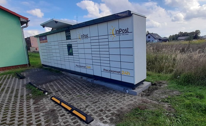 Paczkomat MLV01M Na parkingu po prawej stronie budynku