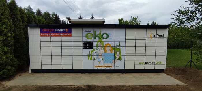 Paczkomat MLW01APP Na działce, za tujami