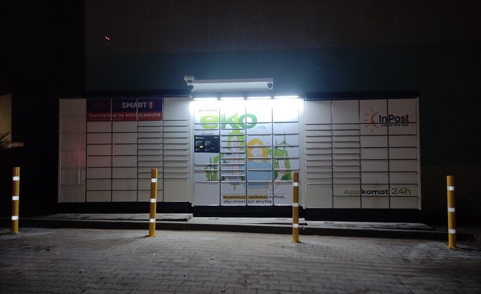 Paczkomat MLW02APP Na parkingu centrum handlowego Smart Park Centrum