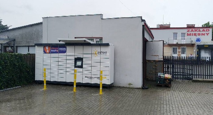 Paczkomat MLW07M Przy sklepie Promyk, na parkingu z tyłu budynku