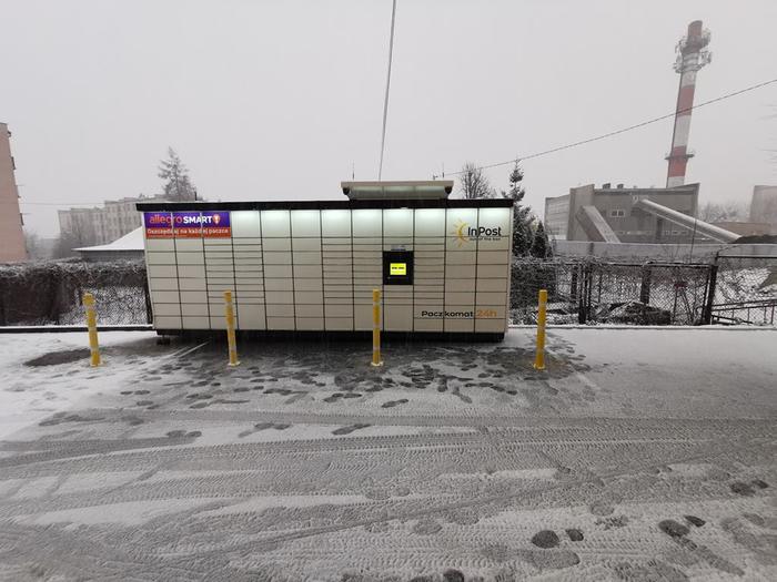 Paczkomat MLW08M Za budynkiem, na parkingu