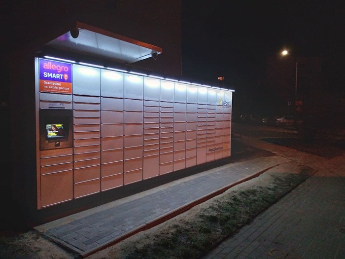 Paczkomat MLW10M Przy budynku od strony ulicy Szpitalnej