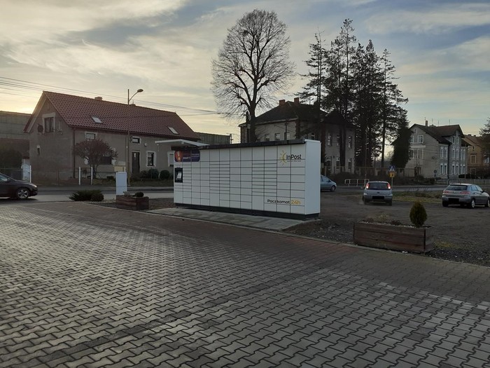 Paczkomat MMC01M na parkingu myjni samoobsługowej Auto Tomas