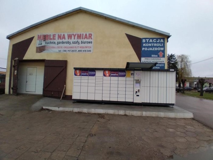 Paczkomat MMK01AP Za stacją, przy salonie Autohit