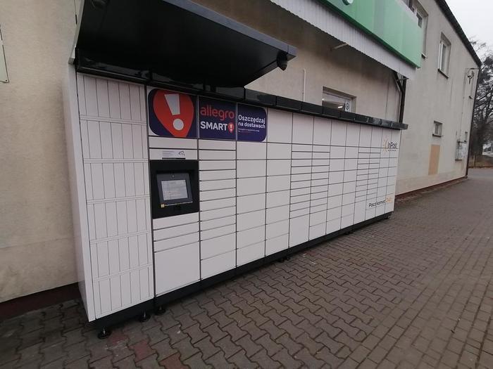Paczkomat MMK02M Obok sklepu Delikatesy Centrum