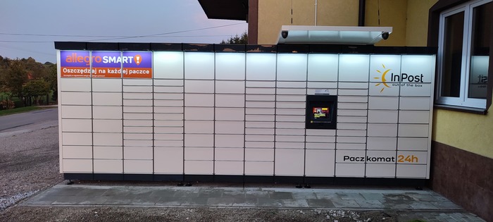Paczkomat MNA01M Boczna ściana budynku