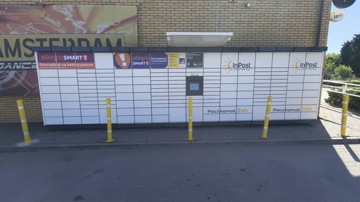 Paczkomat MNC01M Przy sklepie Delikatesy Centrum