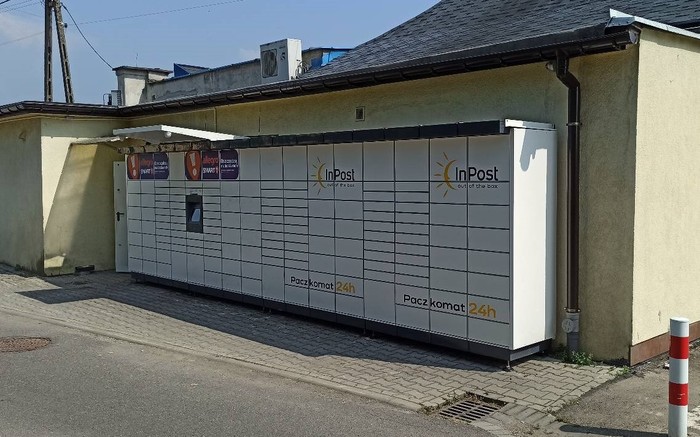 Parcel Locker MNH01M na parkingu sklepu Lewiatan