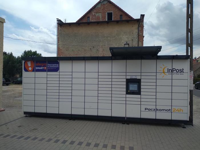 Paczkomat MNY01M Na parkingu