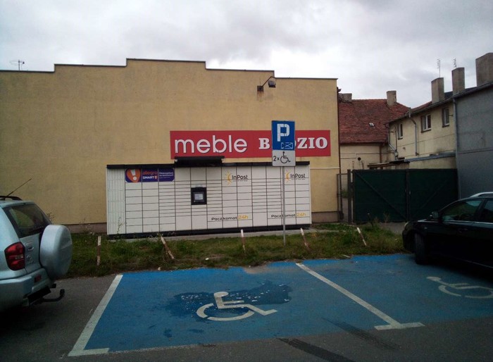 Paczkomat MOG02M przy parkingu