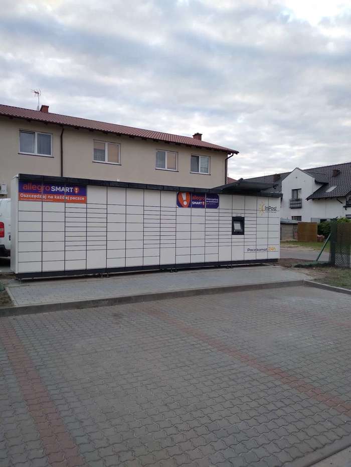 Paczkomat MOG03M Na parkingu