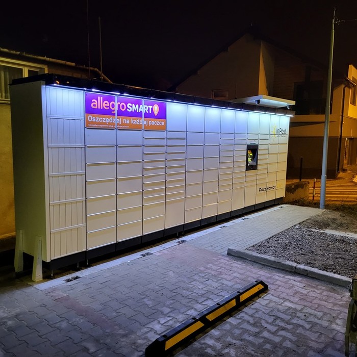 Paczkomat MOI02M Na parkingu