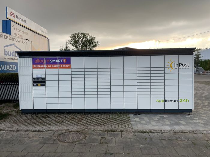 Paczkomat MON01BAPP przy składzie budowlanym