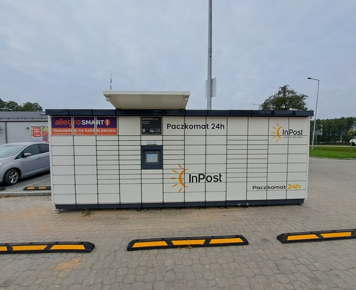 Paczkomat MOO01M Na parkingu Motelu