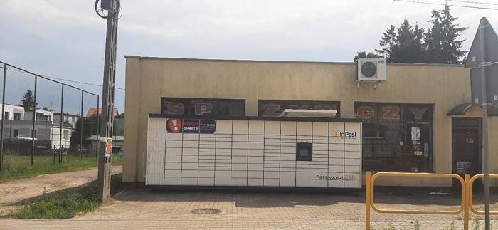 Paczkomat MOR05M przy sklepie spożywczym