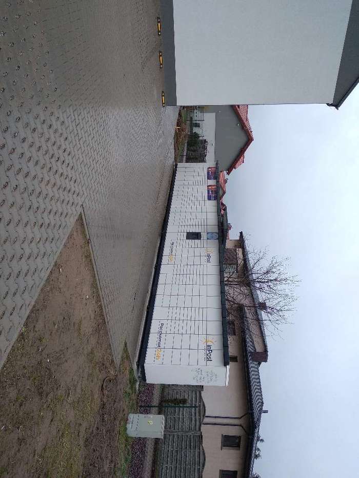 Paczkomat MOS03M Parking przy budynku usługowym