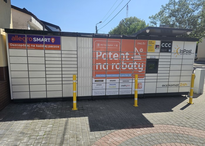 Paczkomat MRG02M prawa strona od wejścia