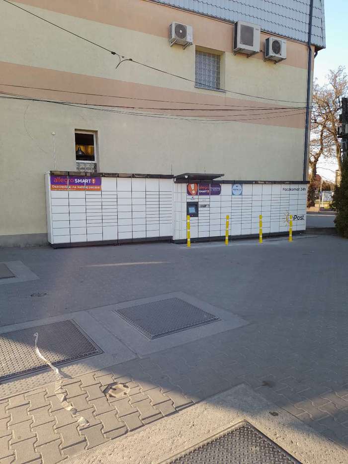 Paczkomat MRN01M Na parkingu stacji paliw Faraon