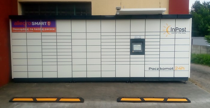 Paczkomat MROC01M przy sklepie spożywczym