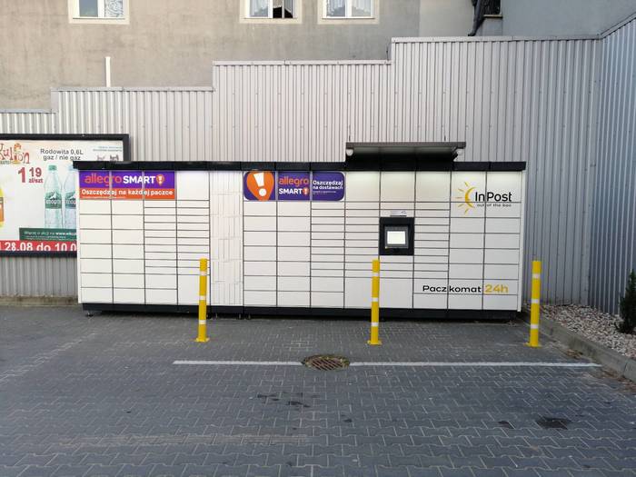 Paczkomat MRZ02M Parking przed Delikatesami