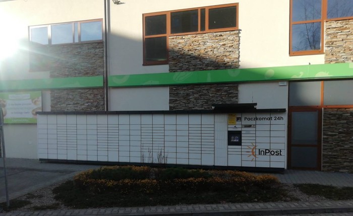 Paczkomat MSN01M Z prawej strony wejścia do sklepu Delikatesy Centrum