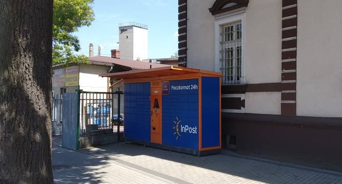 Paczkomat MUR01G Po lewej stronie od wejścia do Urzędu Gminy