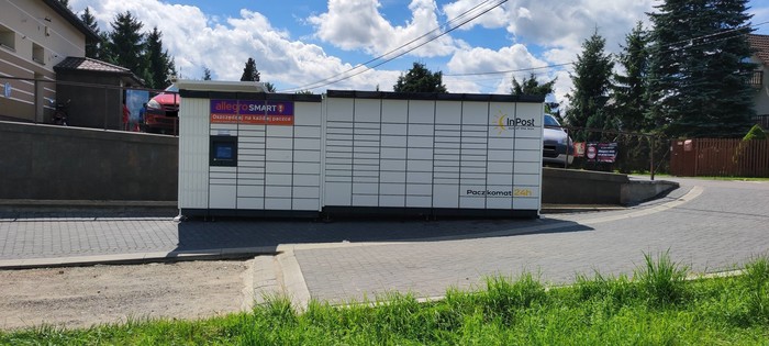 Paczkomat MWSI01M Z boku budynku sklepu