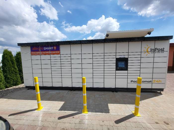 Parcel Locker MXO01M Przy sklepie spożywczym po lewej stronie.