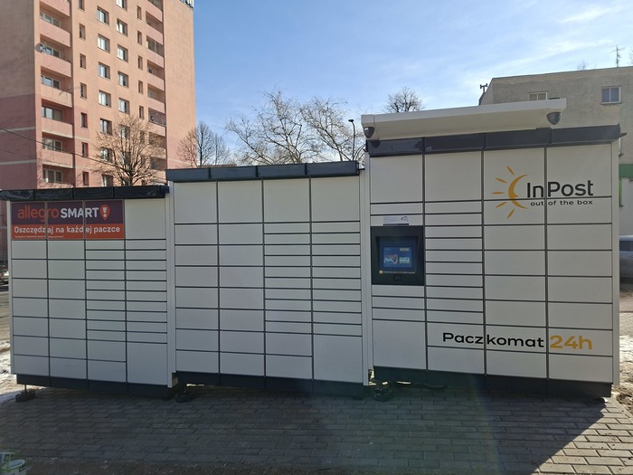 Paczkomat MYS26M Przy bloku mieszkalnym
