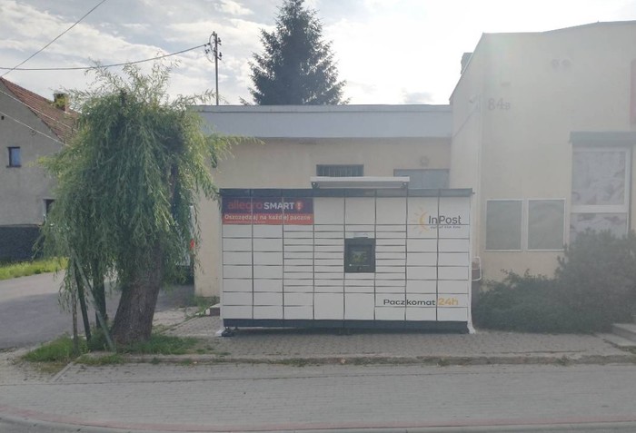 Paczkomat MYSL01M Przed sklepem obok wejścia