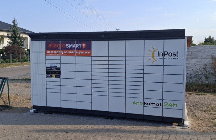 Paczkomat MYSQ01BAPP na parkingu sklepu