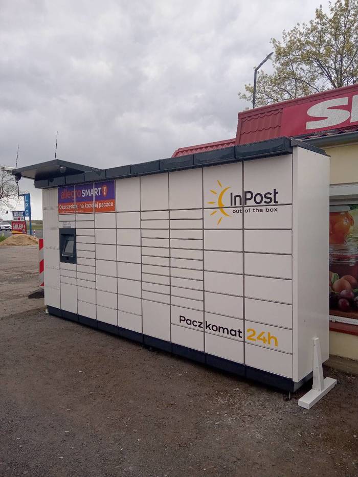 Paczkomat MYSZ01M Z boku sklepu