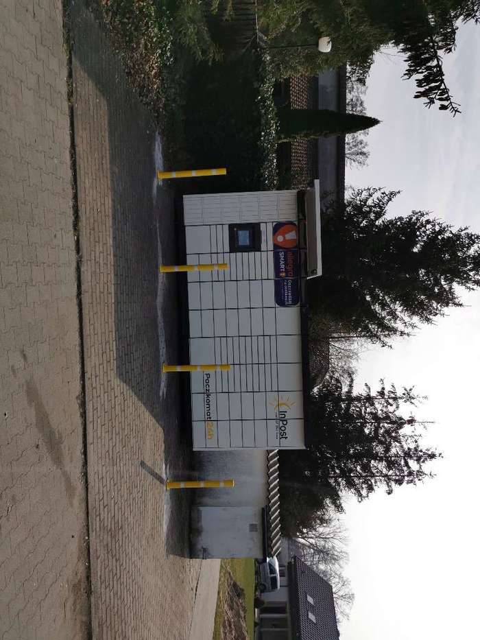 Paczkomat MYZ01M Na parkingu Hotelu Fenix