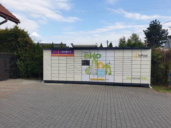 Paczkomat MZC01APP na parkingu przed budynkiem