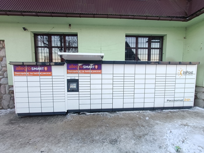 Paczkomat MZH01M przy budynku OSP